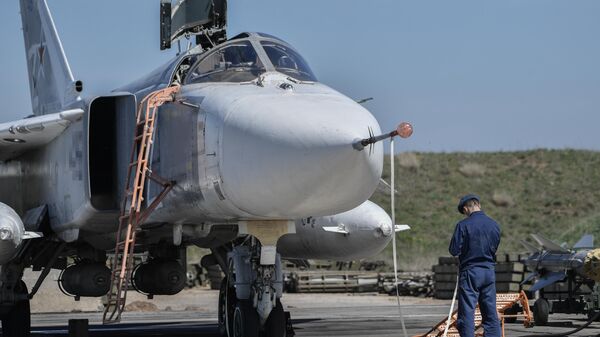 Техник готовит самолет Су-24М - Sputnik Азербайджан