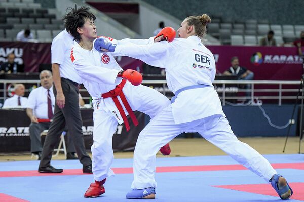 Каратистки во время поединка на турнире Премьер-лига Karate1 в Баку. - Sputnik Азербайджан