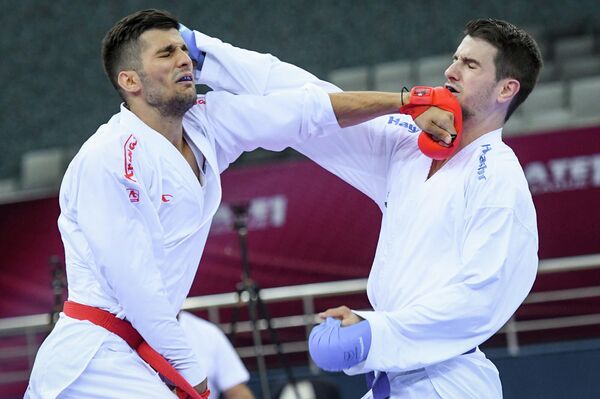 Каратисты во время поединка на турнире Премьер-лига Karate1 в Баку. - Sputnik Азербайджан