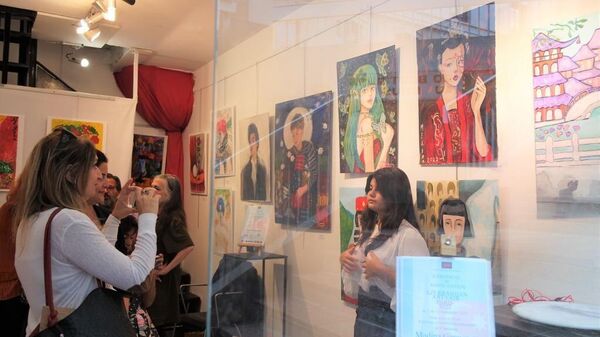 Картины учеников студии изобразительного искусства известной художницы Нигяр Нариманбековой - Sputnik Азербайджан