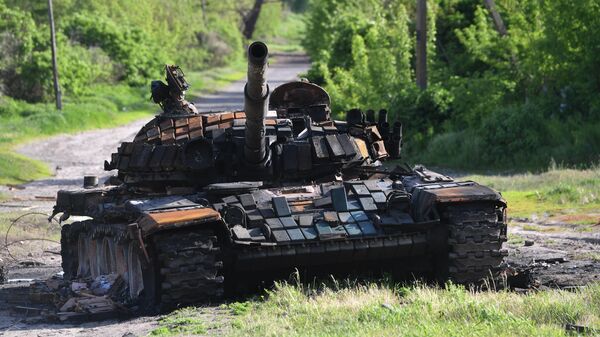 Подбитый танк ВСУ в Цуповке в Харьковской области - Sputnik Азербайджан