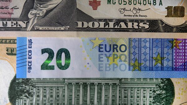 Банкноты доллара и евро, фото из архива - Sputnik Азербайджан