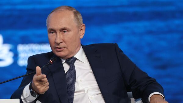 Rusiya Prezidenti Vladimir Putin Şərq İqtisadi Forumunun plenar iclasında  - Sputnik Azərbaycan