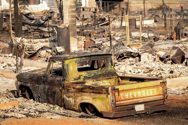 Kaliforniyanın Viid şəhərinin Ueykfild küçəsindəki evin qarşısında yanmış pikap. - Sputnik Azərbaycan