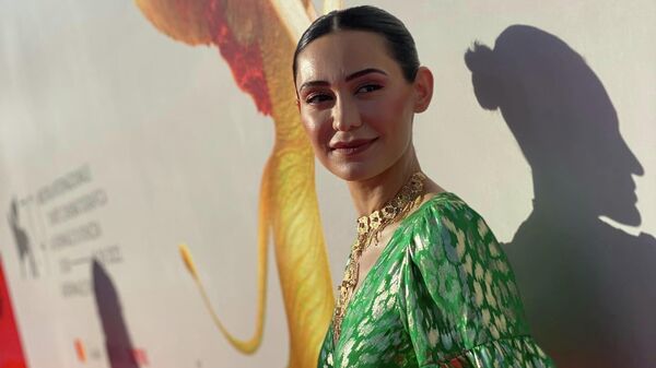 Тахмина Рафаэлла на 79-ом Венецианском кинофестивале во время премьеры фильма «Бану» - Sputnik Азербайджан