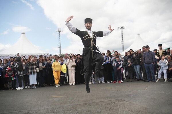 «Азербайджанское подворье» было представлено на празднике ко Дню народов Среднего Урала - Sputnik Азербайджан