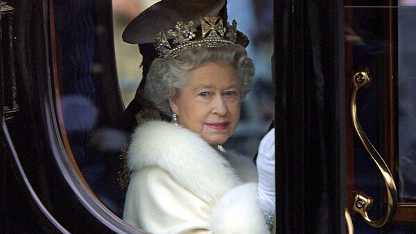 Королева Елизавета II в карете, Лондон, 2000 год - Sputnik Azərbaycan