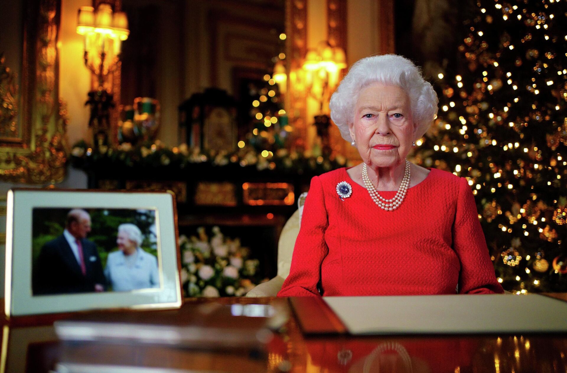 Королева Великобритании Елизавета II записывает свою ежегодную рождественскую трансляцию в Виндзорском замке, Англия - Sputnik Азербайджан, 1920, 09.09.2022
