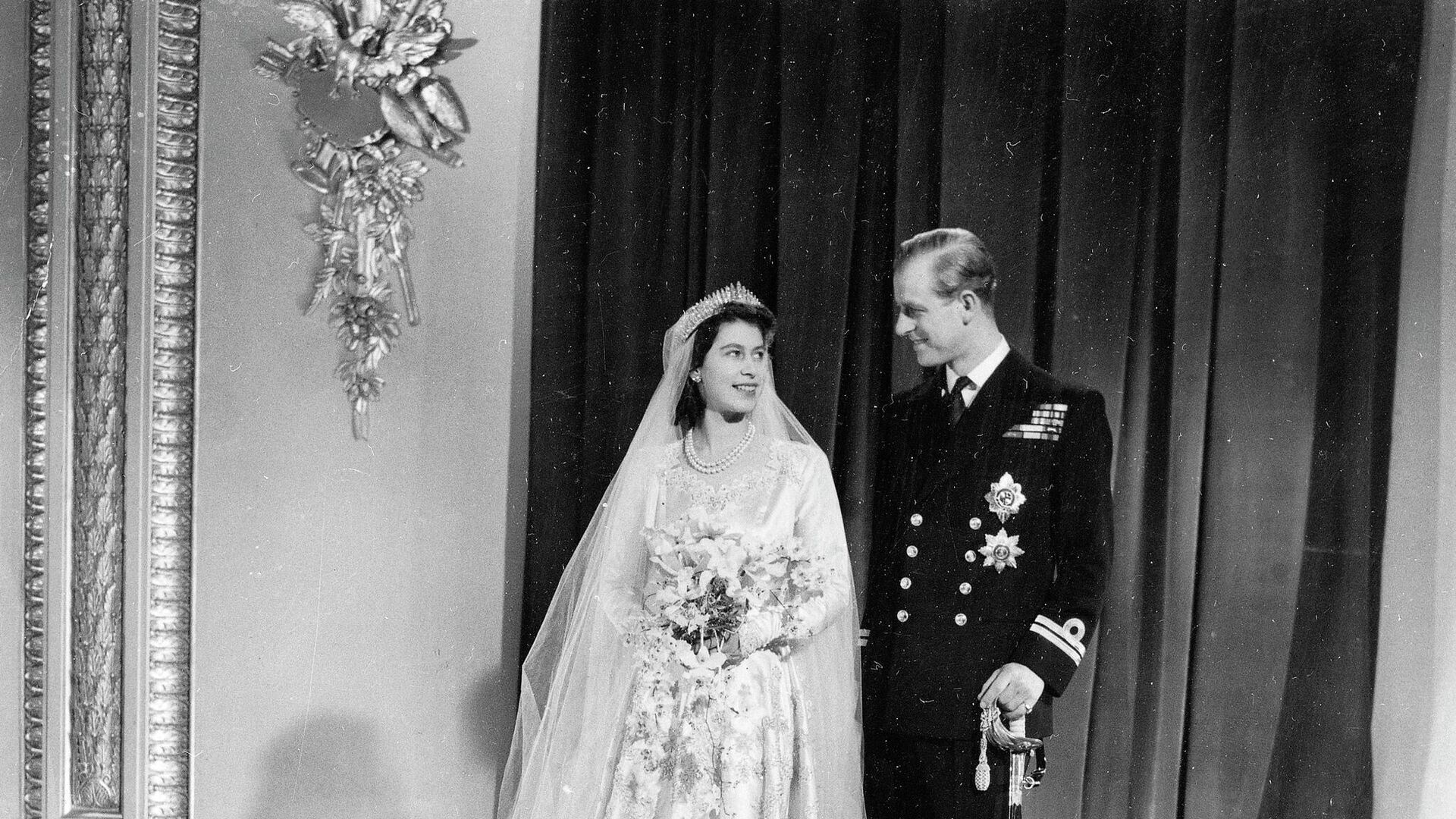 Cвадебное фото принцессы Елизаветы и ее мужа герцога Эдинбургского - Sputnik Азербайджан, 1920, 23.05.2023