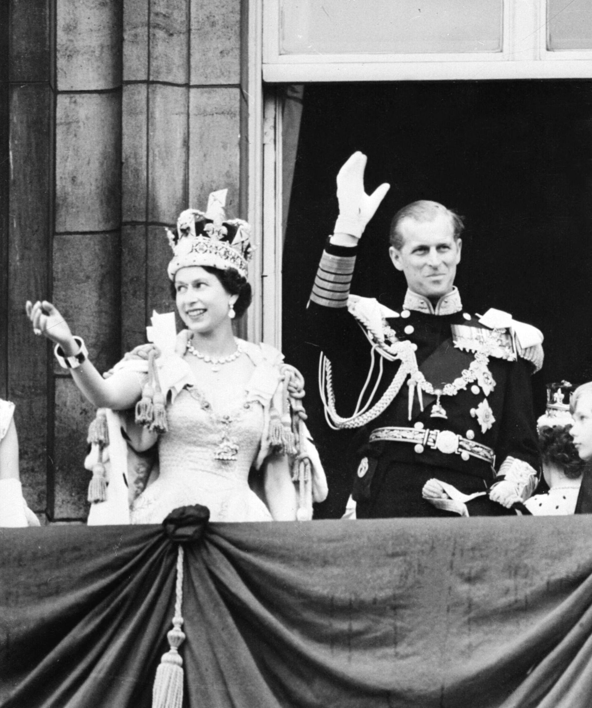 Королева Великобритании Елизавета II и принц Филипп, герцог Эдинбургский после коронации в Вестминтерском аббатстве в Лондоне - Sputnik Азербайджан, 1920, 09.09.2022