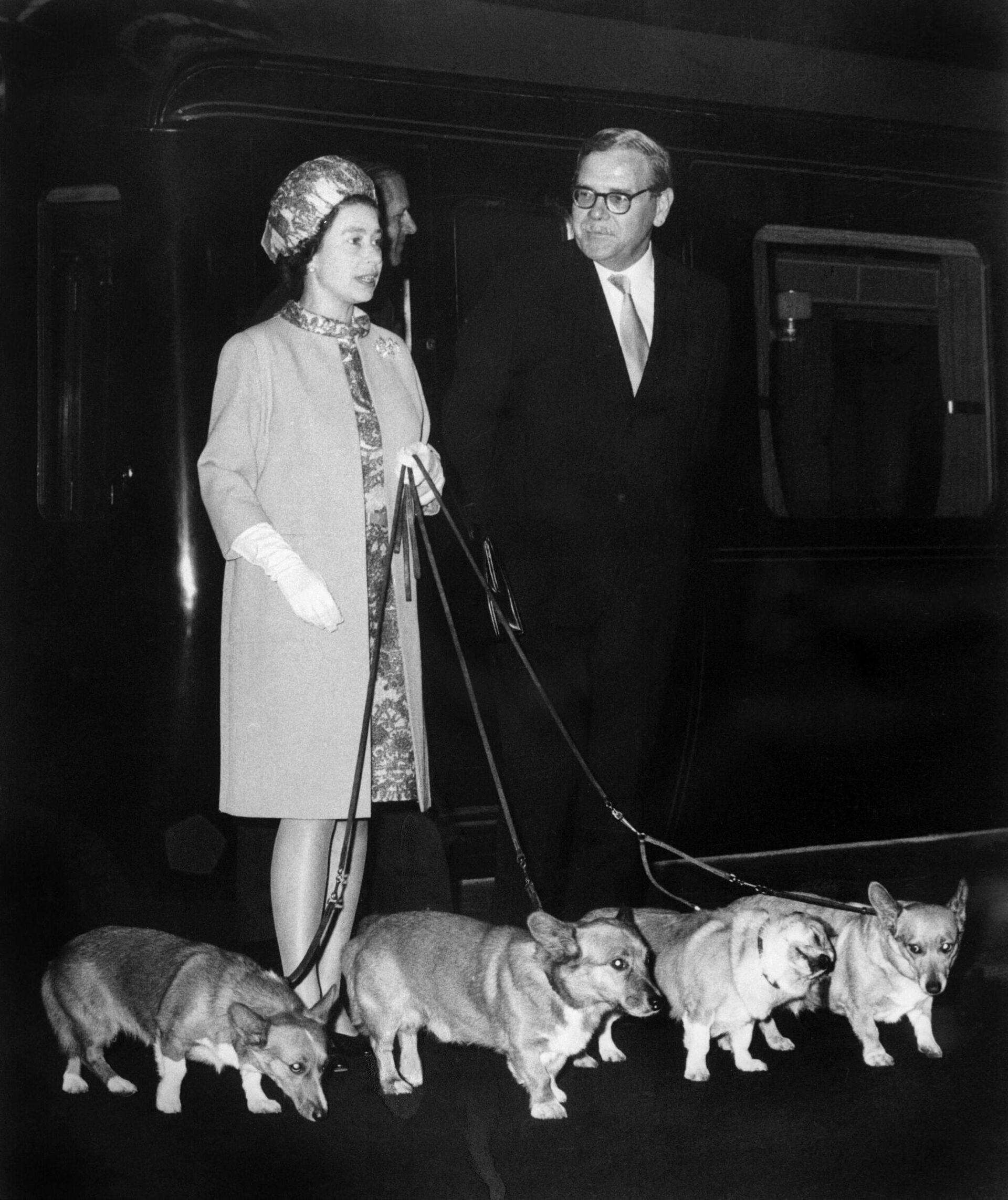 Королева Елизавета II на вокзале Кингс-Кросс в Лондоне со своими четырьмя собаками корги  - Sputnik Азербайджан, 1920, 09.09.2022