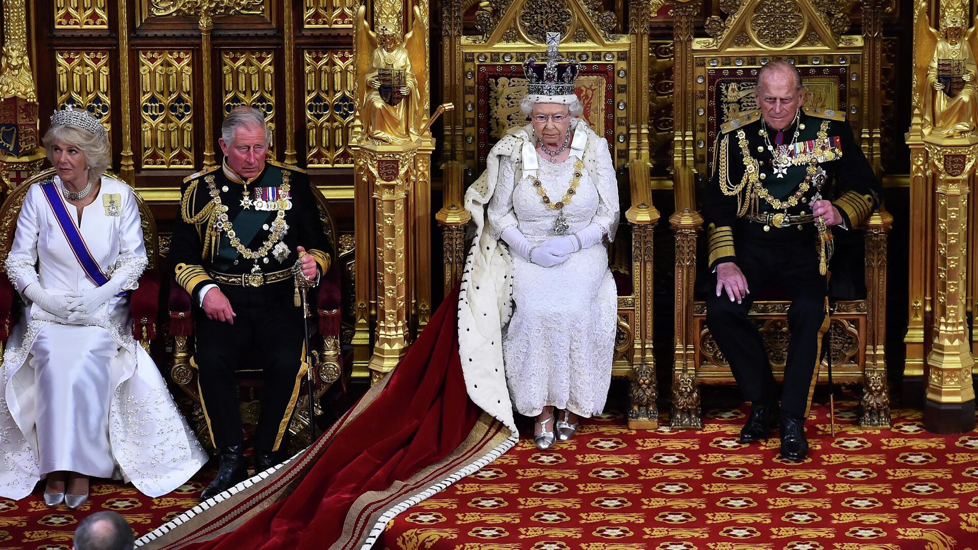 Королева Великобритании Елизавета II сидит на троне в Палате лордов, 2022 год - Sputnik Азербайджан, 1920, 22.09.2022
