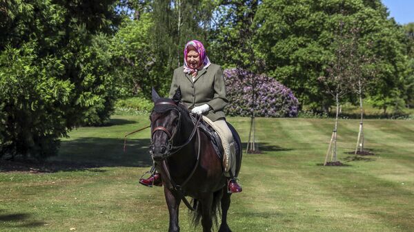 Королева Великобритании Елизавета II верхом на лошади, Виндзорский парк, 2002 год - Sputnik Азербайджан