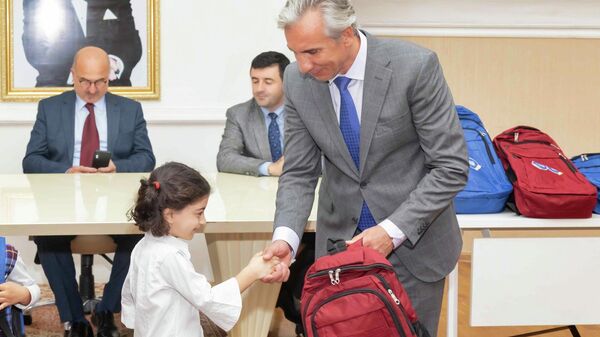 В городе Гянджа продолжилась Акция «Помоги собраться детям в школу»! - Sputnik Азербайджан