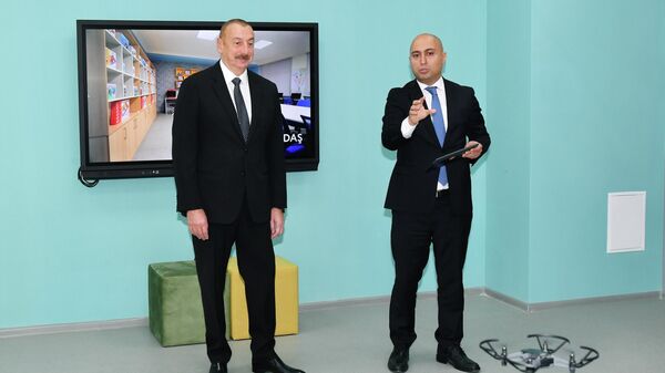 Президент Ильхам Алиев ознакомился с условиями, созданными в здании полной средней школы № 2, заново отстроенной в поселке Сарай Абшеронского района - Sputnik Азербайджан