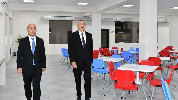 Prezident İlham Əliyev paytaxtın Binəqədi rayonunda yeni inşa olunan 335 nömrəli məktəbin açılışında iştirak edib - Sputnik Azərbaycan