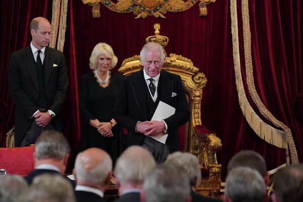 Король Карл III, Камилла, королева-консорт и принц Уильям во время церемонии провозглашения монарха в Сент-Джеймсском дворце в Лондоне - Sputnik Азербайджан