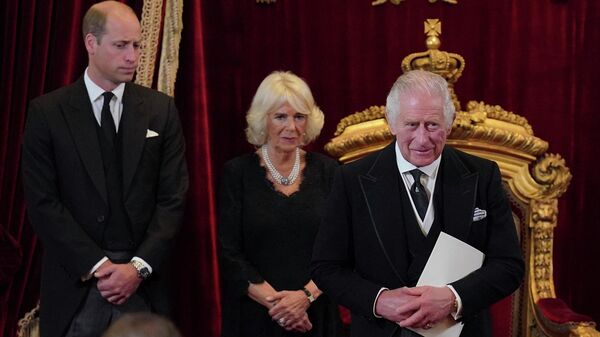 Король Карл III, Камилла, королева-консорт и принц Уильям во время церемонии провозглашения монарха в Сент-Джеймсском дворце в Лондоне - Sputnik Azərbaycan
