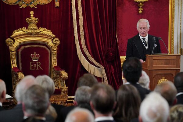 Король Карл III во время церемонии провозглашения монарха в Сент-Джеймсском дворце в Лондоне. - Sputnik Азербайджан