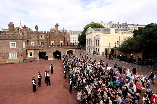 Толпа собирается у Сент-Джеймсского дворца в Лондоне, Англия. - Sputnik Азербайджан