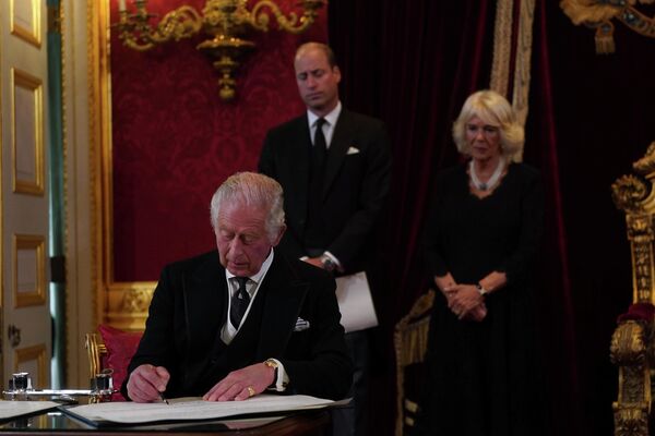 Король Карл III во время церемонии провозглашения монарха в Сент-Джеймсском дворце в Лондоне. - Sputnik Азербайджан
