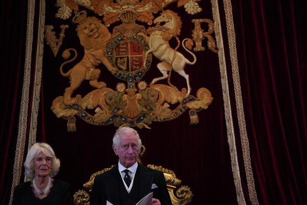 Король Карл III и Камилла, королева-консорт, во время церемонии провозглашения монарха в Сент-Джеймсском дворце в Лондоне. - Sputnik Азербайджан