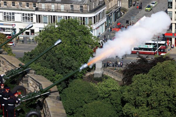 Королевская артиллерия дает залп в Эдинбургском замке в ознаменование провозглашения монарха Карла III в Эдинбурге, Шотландия. - Sputnik Азербайджан