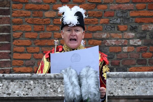 Герольдмейстер Дэвид Вайнс Уайт читает воззвание нового короля Великобритании, короля Карла III, с балкона монастырского двора Сент-Джеймсского дворца в Лондоне, Англия. - Sputnik Азербайджан
