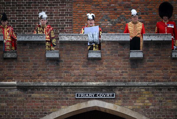 Герольдмейстер Дэвид Вайнс Уайт читает воззвание нового короля Великобритании, короля Карла III, с балкона монастырского двора Сент-Джеймсского дворца в Лондоне, Англия. - Sputnik Азербайджан