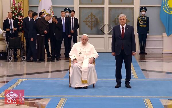 Папа Римский Франциск (слева) и президент Казахстана Касым-Жомарт Токаев (справа) на встрече в Нур-Султане.  - Sputnik Азербайджан