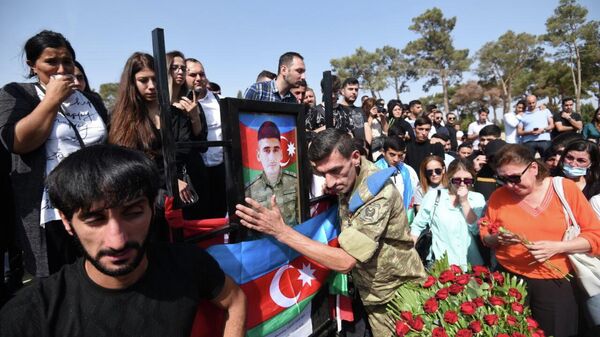 На похоронах шехида - Sputnik Азербайджан