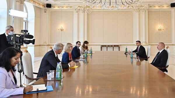 Президент Азербайджана Ильхам Алиев принял регионального вице-президента Всемирного банка по Европе и Центральной Азии Анну Берде - Sputnik Азербайджан