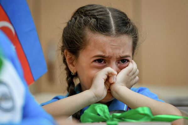 После напутственных слов и добрых пожеланий малышам в школьном дворе прозвенел первый звонок. - Sputnik Азербайджан