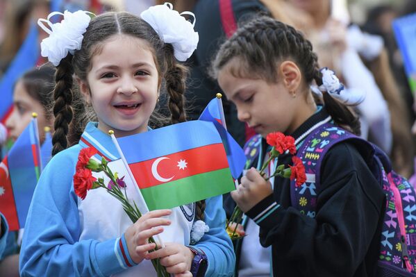 Затем школьники прочитали патриотические стихи. - Sputnik Азербайджан
