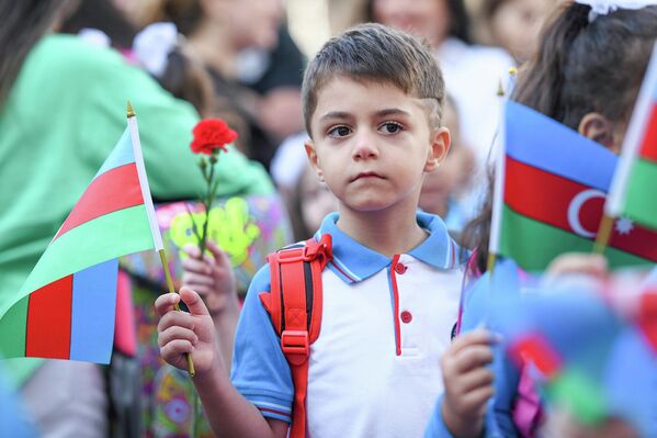 Традиционно двор учебного заведения был заполнен будущими учениками и их родителями. - Sputnik Азербайджан
