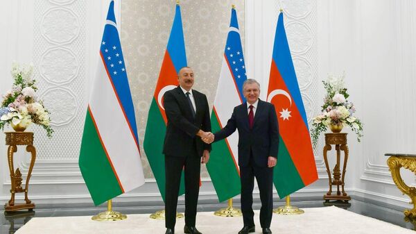 В Самарканде, на полях саммита ШОС, состоялась встреча президентов Азербайджана и Узбекистана Ильхама Алиева и Шавката Мирзиёева - Sputnik Азербайджан