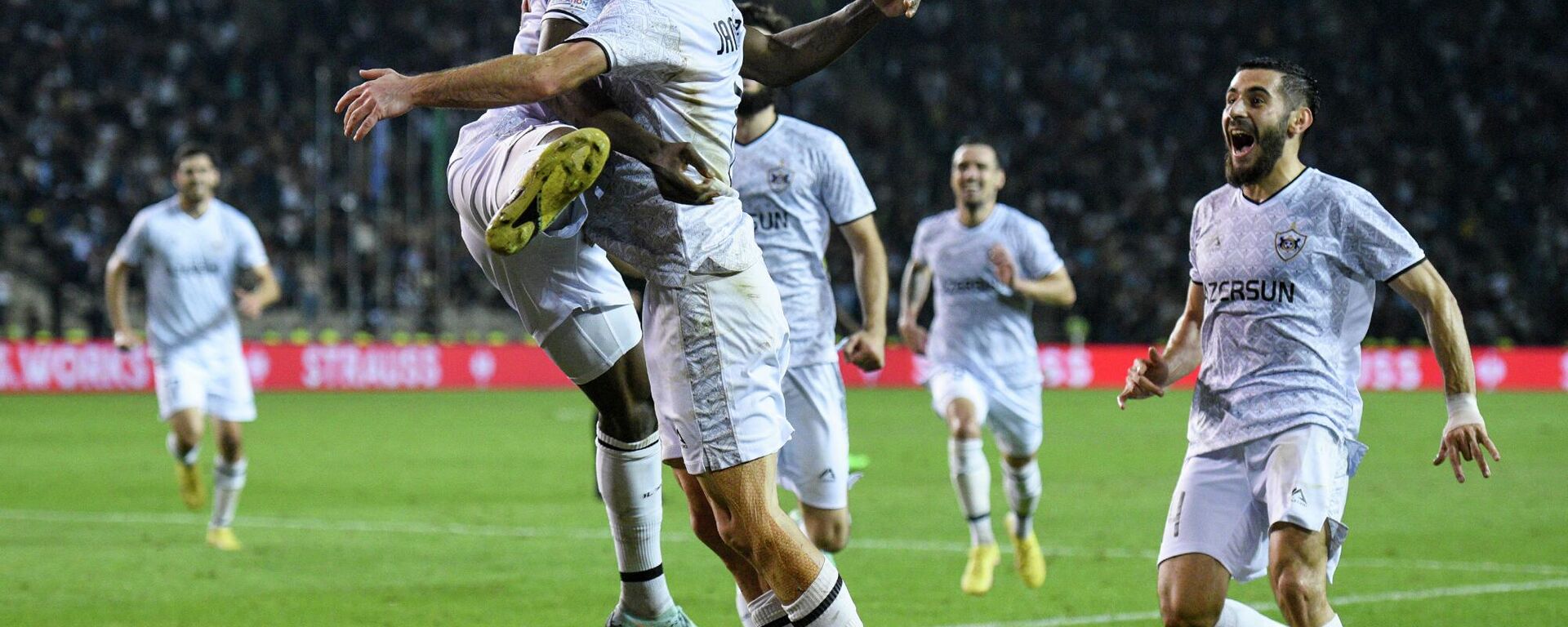 Qarabağ FK-nın futbolçuları Fransanın Nant futbol klubuna vurduqları qolu qeyd edirlər. - Sputnik Azərbaycan, 1920, 16.09.2022