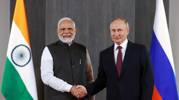 Президент РФ Владимир Путин и премьер-министр Индии Нарендра Моди (слева) во время встречи на полях саммита Шанхайской организации сотрудничества (ШОС) в Самарканде - Sputnik Азербайджан