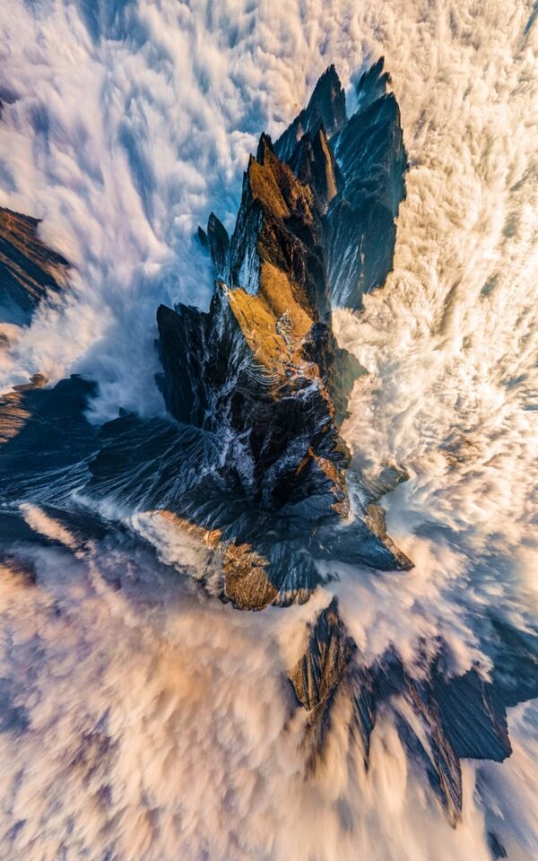 Снимок Flying Golden Eagle китайского фотографа 张 翔升, оцененный в категории Nature конкурса Drone Photo Awards 2022. - Sputnik Азербайджан