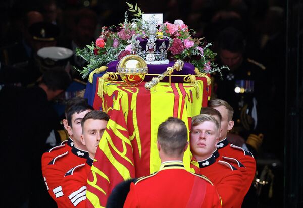 Гроб британской королевы Елизаветы II выносят из Вестминстерского аббатства в Лондоне 19 сентября 2022 года во время Государственной панихиды - Sputnik Азербайджан