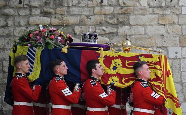 Гроб британской королевы Елизаветы II выносят из Вестминстерского аббатства в Лондоне 19 сентября 2022 года во время Государственной панихиды. - Sputnik Азербайджан
