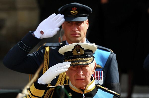 Британский король Карл III и британский принц Уэльский Уильям присутствуют на государственных похоронах и похоронах британской королевы Елизаветы в Лондоне. - Sputnik Азербайджан