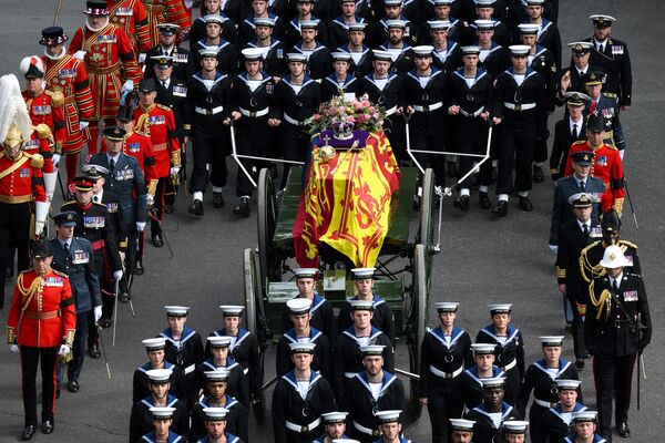 Моряки Королевского флота идут впереди и позади гроба королевы Елизаветы II в Лондоне. - Sputnik Азербайджан