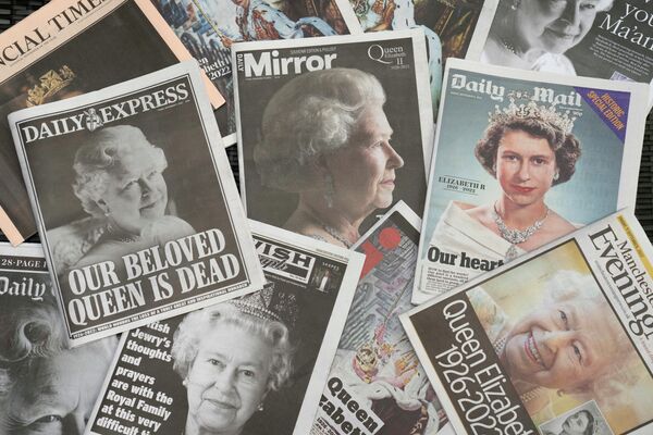 Газеты, посвященные смерти королевы Елизаветы II. - Sputnik Азербайджан
