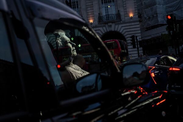 Фотография в такси на площади Пикадилли в Лондоне. - Sputnik Азербайджан