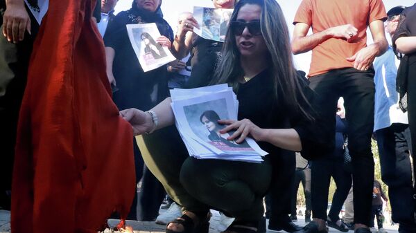 Акции протеста в Иране после смерти задержанной из-за хиджаба девушки. - Sputnik Азербайджан