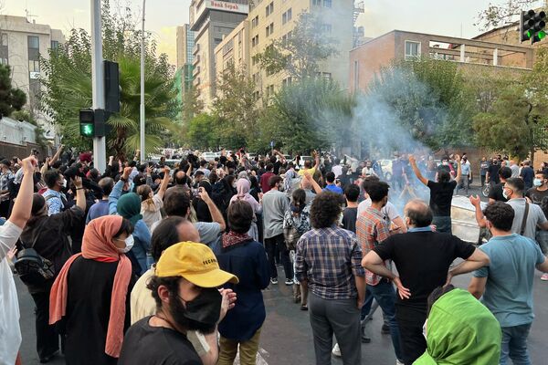 Акции протеста в Иране после смерти задержанной из-за хиджаба девушки. - Sputnik Азербайджан