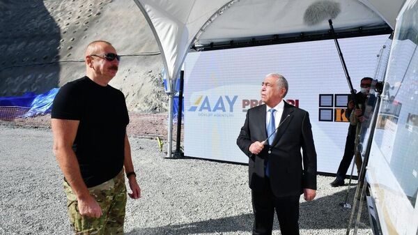 Prezident Kəlbəcər-Laçın avtomobil yolunda yeni inşa edilən tunellə tanış olub - Sputnik Azərbaycan