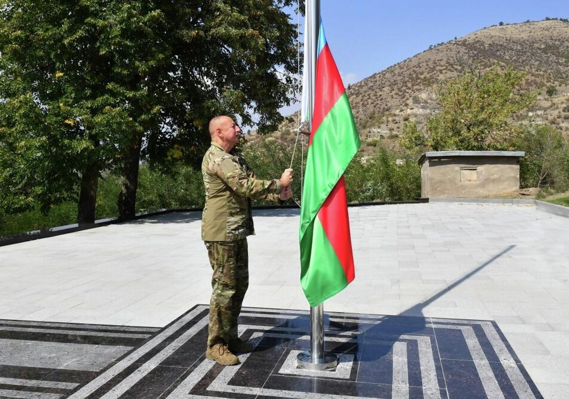Ильхам Алиев поднял флаг Азербайджана в Лачине ФОТО - Sputnik Azərbaycan, 1920, 21.09.2022