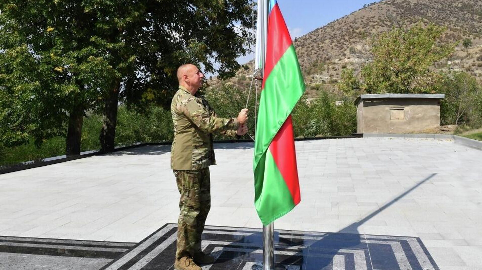 Ильхам Алиев поднял флаг Азербайджана в Лачине - Sputnik Азербайджан, 1920, 21.09.2022